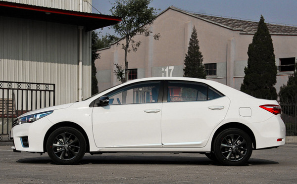 这是新丰田卡罗拉的车身侧面.左侧装置可以开启的油箱盖.