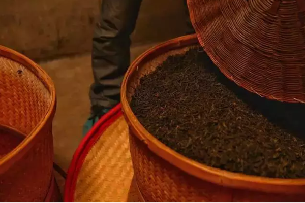 传统岩茶工艺里面复焙俗称"足火",焙火的最基本要求是看茶焙火,也就是
