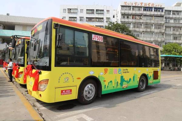 车辆内部整洁干净,和普通巴士区别不大, 但这是为罗湖居民连接上城区"