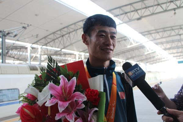 孙启超接受采访,笑称回家要吃奶奶炖的鸡肉