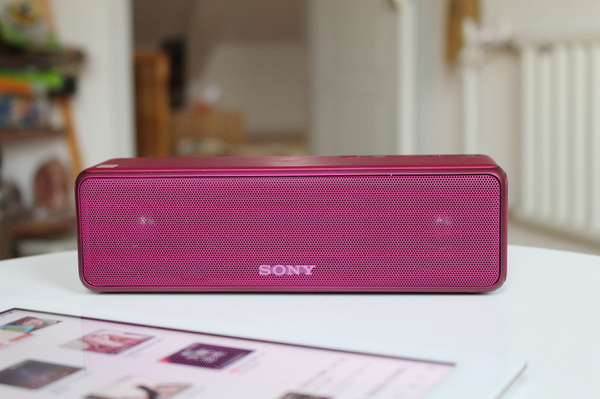 索尼srs-hg1的机身边角做了圆弧处理,线条简单清晰,符合现代年轻人的