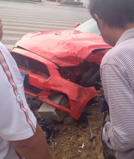 大连突发惨烈车祸 野马与东南汽车相撞面目全非