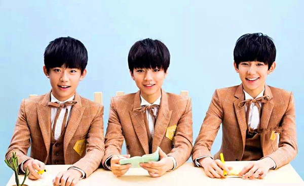 tfboys組合於2013年正式出道,由王俊凱,王源和易烊千璽3名成員組成.