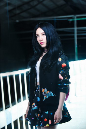 近日,90后原创女歌手本兮全新专辑主打歌曲《翻篇》mv预告照正式曝光.