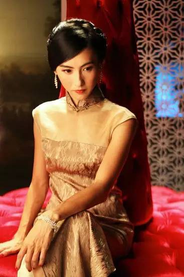 李嘉欣杏色中袖旗袍,淡绿印花丝巾,精致婉约