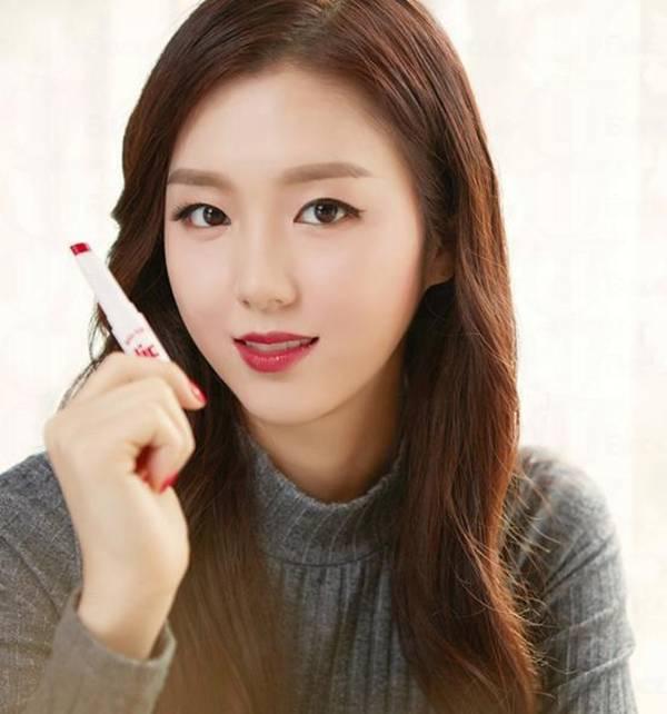 深刻的自拍照,抢眼的莓红色可能是你的选择,能够突出少女的樱桃小嘴