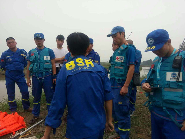 运城一男子坠河生死不明 临汾蓝天救援队奔赴救援