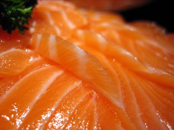 ▼游水三文鱼:东江湖养殖基地,一鱼五吃.