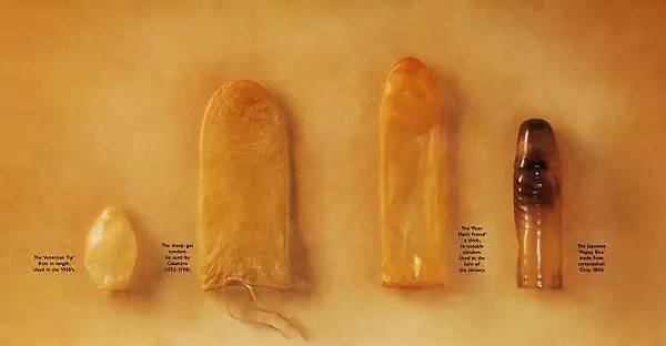 原文配图:动物薄膜或鱼鳔制成的避孕套.