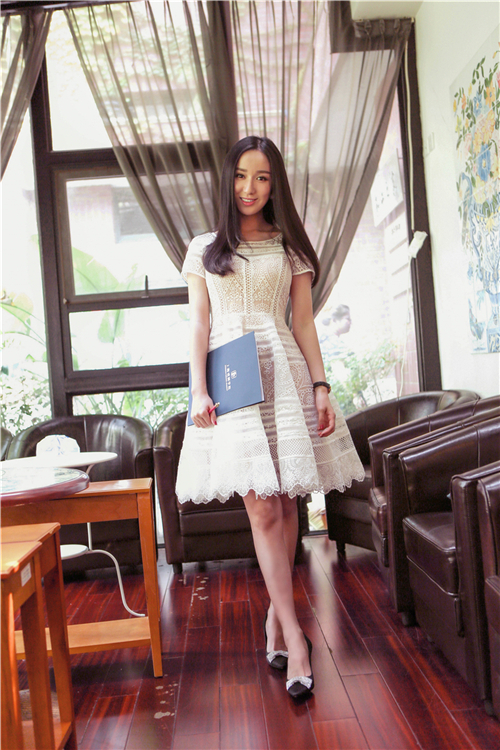 终于再见"胡一菲"娄艺潇录《一年级》还会麻辣?