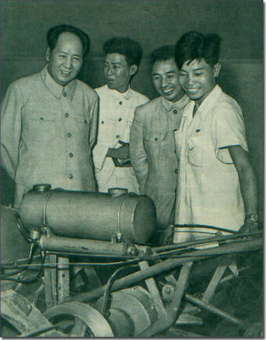 1958年农村大炼钢铁场面.