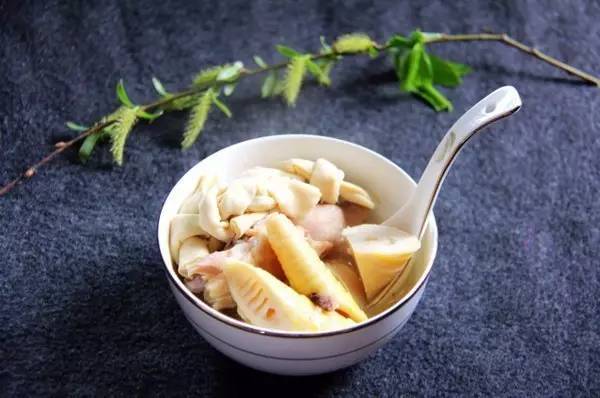 下面勺姐来教大家这道菜的做法 腌笃笋材料 第一步,准备食材:咸肉,鲜