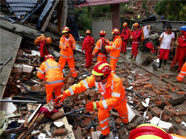 浙江丽水:富阳狼群救援队正在灾区紧急救援