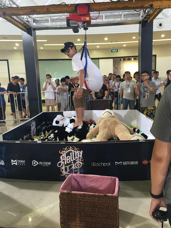 袁成杰人肉夹娃娃机