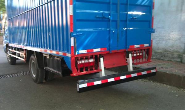 这个东西叫做货车车尾防撞杆,可以说是大货车的一种非常重要的安全