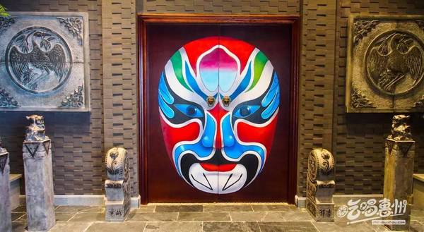 还有随处可见的川蜀风格,脸谱,三国墙绘,有种亲身置于巴蜀的时空错感.