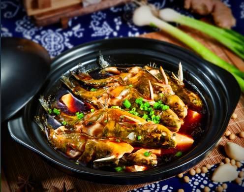 话说来鑫客家必点菜的是 黄骨鱼焖豆腐 独创做法将黄骨鱼的肉质细 