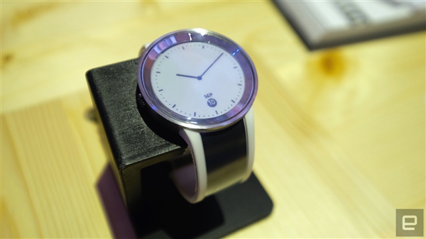 索尼发布新款手表fes watch u:表带上都是屏幕