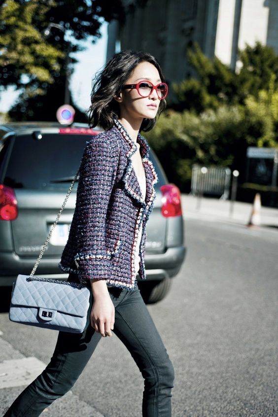 身穿炫彩紫色小香风外套加上红框眼睛,让周迅看起来个性十足还有点