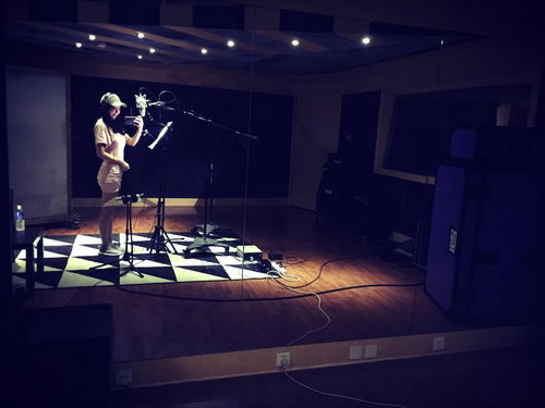 周玲安入录音棚录制新单曲 做能歌善舞全能艺人