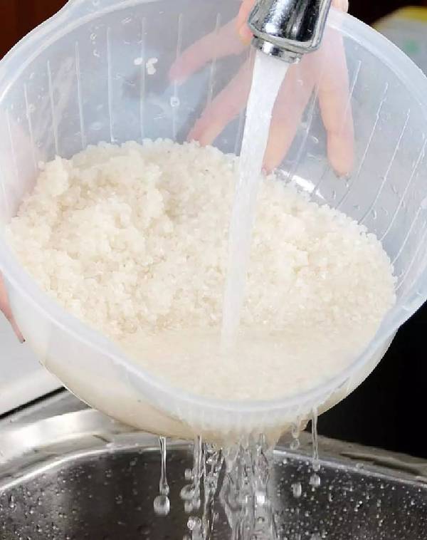 很多人淘米时一淘就是四五遍,连搓带洗,恨不得给大米去层皮.