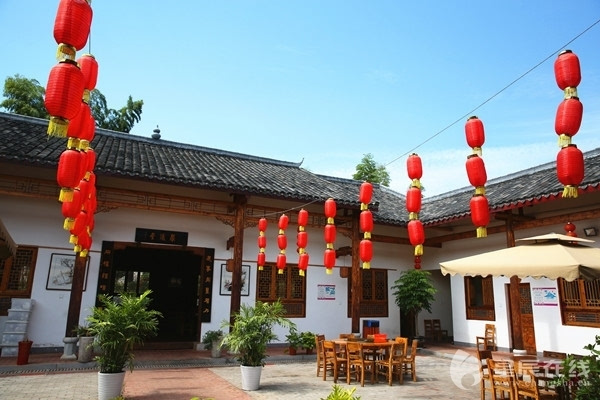 (金鼎山社区全新组的"乐和大院",如今院子里已经成为了一个农家乐.