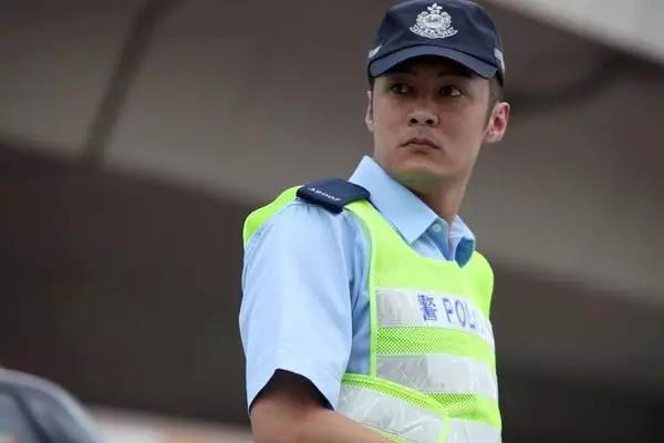 余文乐:警察中的痞子,余文乐和警察的关系惟妙惟肖,大概是人长的很