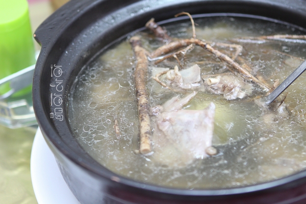 草根鹅骨汤 清甜爽口,充分利用起鹅骨