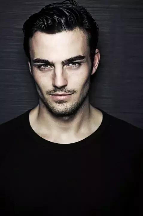 而 且男子浓眉往往个性沉稳, 但如果男子的眉锋起 角且有眉毛逆生竖生