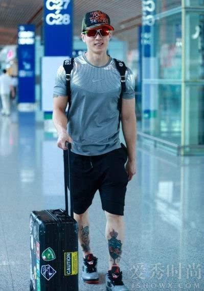 Image result for 吴尊 腿纹