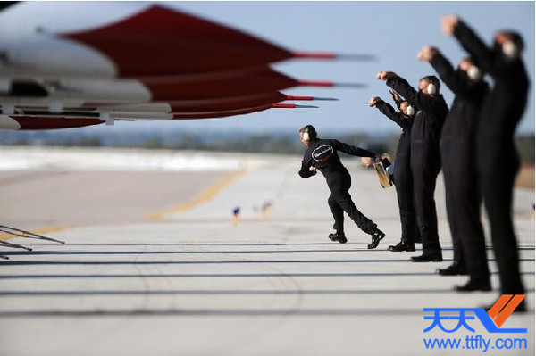 飞行表演哪家强 盘点 世界著名飞行表演队 图 新闻频道 手机搜狐