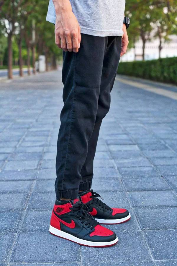 黑红aj1 上脚引发路人围观!你们要的穿搭展示和福利!