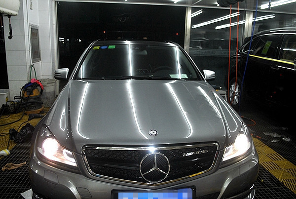 银色奔驰c260车顶改色银变黑