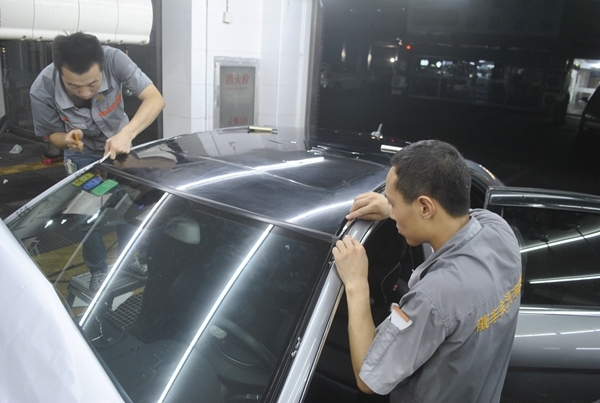 银色奔驰c260车顶改色银变黑