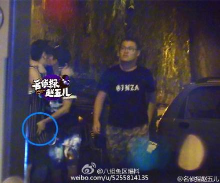 抓下体?张一山当街撒尿与男性友人接吻摸裆 李维嘉