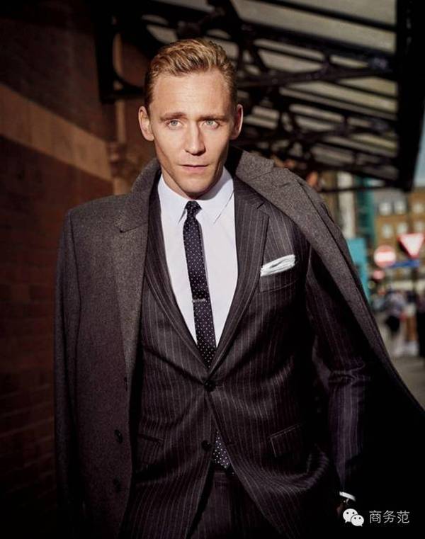 穿起燕尾服更是极其英伦绅士范儿(⊙ω⊙)