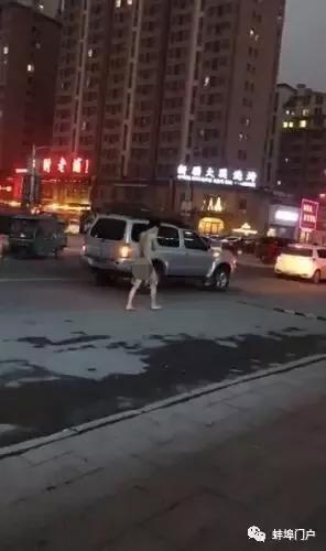 都穿着羽绒服都觉得冷,在蚌埠光彩大市场里面光彩客运站南侧的道路上
