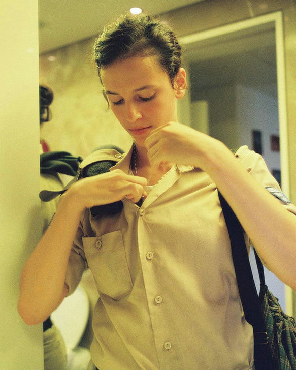 以色列女兵身穿军装照样女人味十足 睡姿惊艳