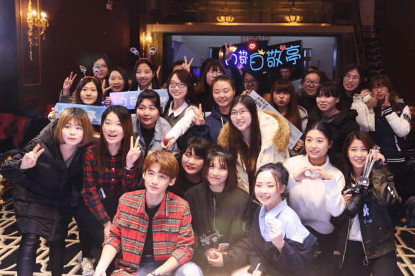 贴吧粉丝节开启白敬亭粉丝见面会,"小白"与"白鸽"亲密接触!-新闻频道-