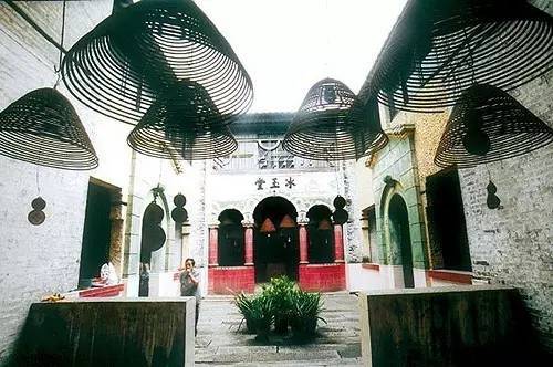 离李小龙故居不远处,就是李小龙乐园.