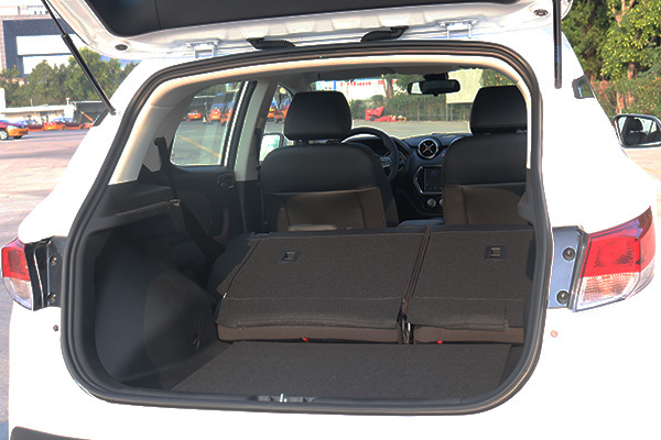 除驾乘人员乘坐舒适度得到有效保障之外,东南dx3后备箱空间也同样表现