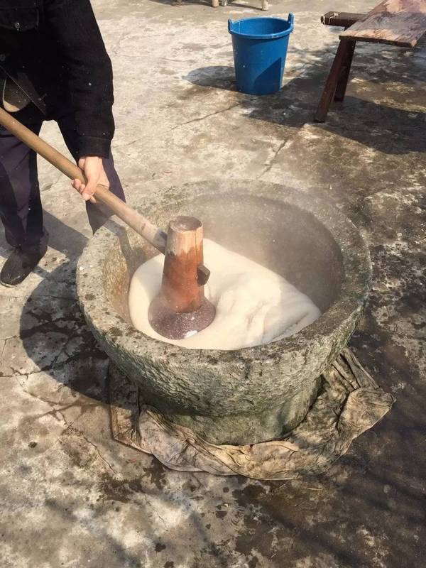 上笼将粉蒸熟 石臼打年糕