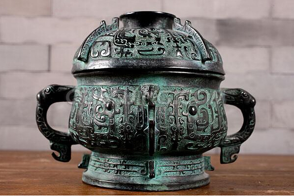 青铜器的制作方法是翻范,这种 青铜器的制作方法是在泥模上翻出外范