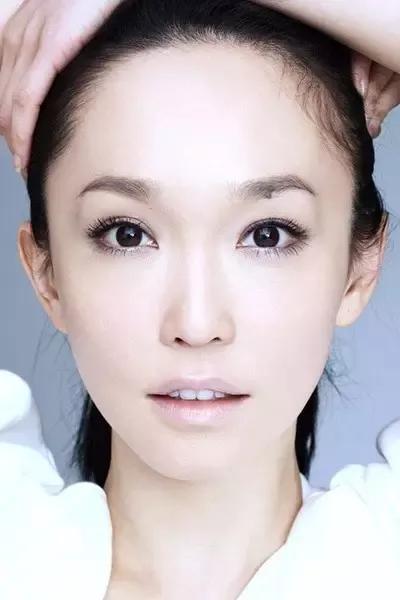 五官不够完美的她几乎演齐了观众心中所有的女神