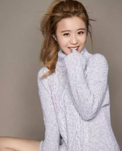 很多网友明显不太习惯董慧的新发色,纷纷表示,还是喜欢一头黑发清纯的