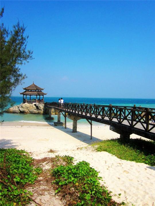 情人桥,正好一对恋人刚刚走过去,像是画上的风景一样