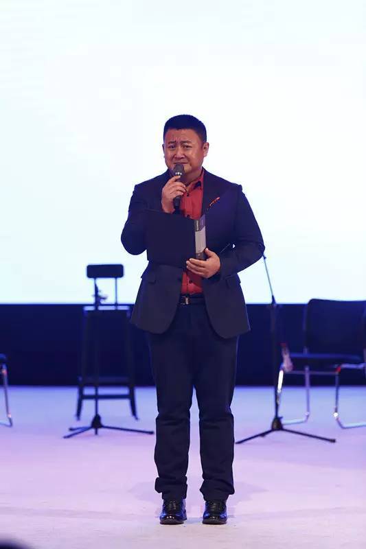 焦宝如老师还幽默地用山东话朗诵了一遍诗人卞之琳的作品《断章》.