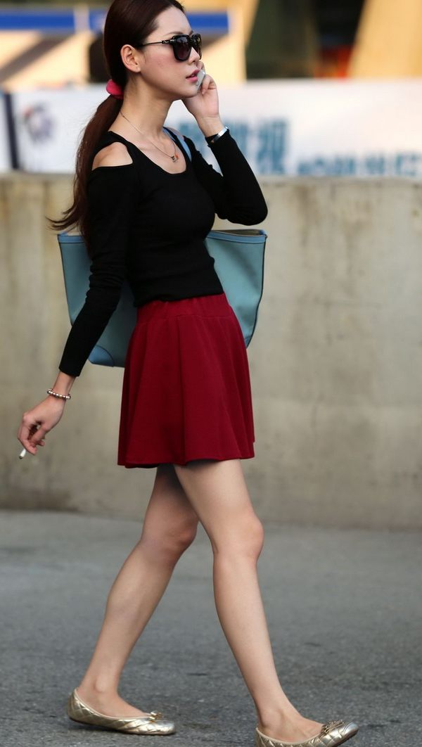 街拍:美女抽烟这个习惯可不太好