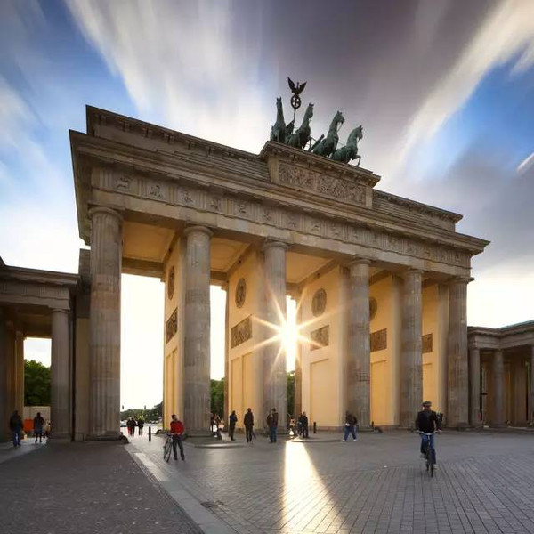 勃蘭登堡門(brandenburger tor)位於德國首都柏林的市中心菩提樹大街