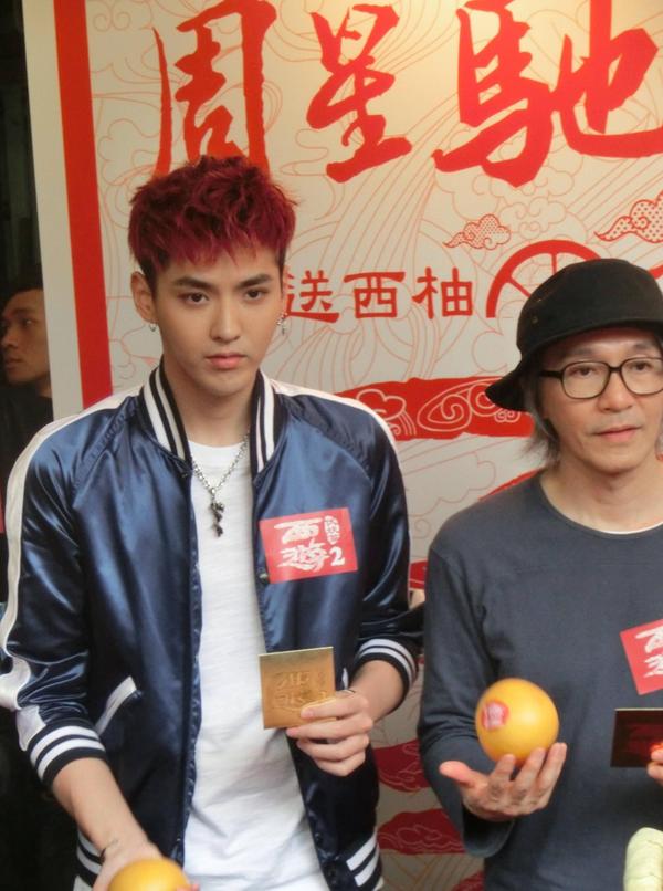 周星驰徐克吴亦凡香港街头大派西柚,粉丝大喊想要